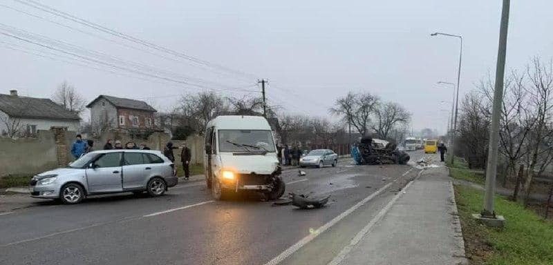 Під Львовом масштабна аварія: вантажівка перекрила трасу