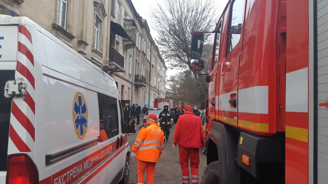 У Львові в будинку стався вибух: двоє людей опинилися на лікарняних ліжках (Відео)