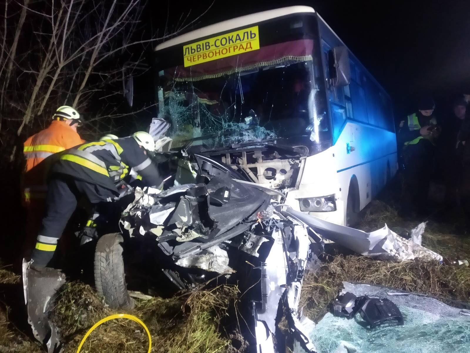 Легковик зім’яло, як коробку: на Жовківщині у подвійній аварії загинув 30-річний чоловік