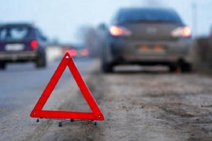 Дві аварії на Золочівщині: 16-річну дівчину затисло машиною, а водій ще одного легковика загинув