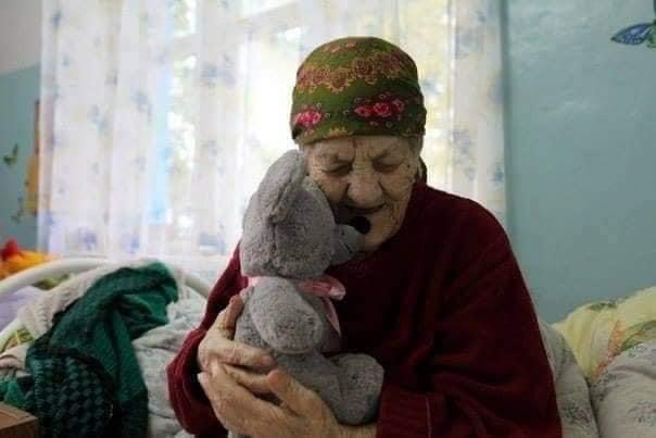 «Вони теж чекають дива»: волонтери просять долучитись до збору різдвяних пакунків для хворих та літніх людей