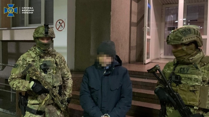 Пропрацював всього півтора місяця: інспектора Галицької митниці затримали на хабарі