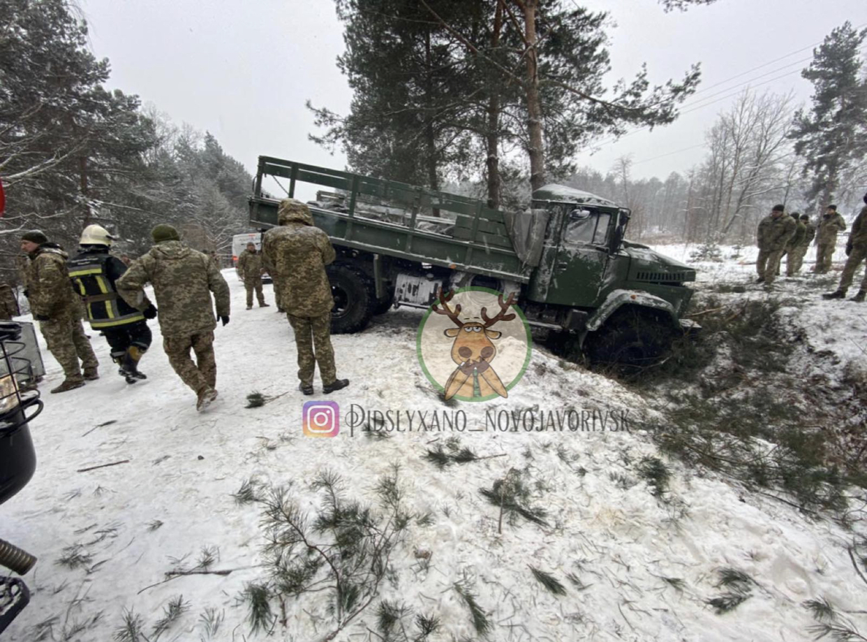 На Яворівщині вантажівка з військовими потрапила в аварію: п‘ятьох осіб госпіталізували