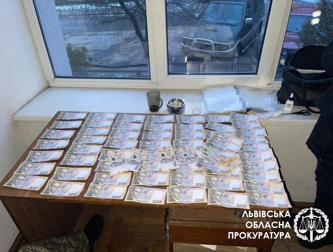 Керівника одного з лісгоспів Жовківщини спіймали на хабарі (ФОТО)