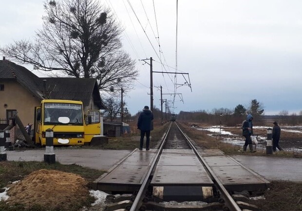 На Пустомитівщині поїзд зіткнувся із маршруткою: пасажир помер у лікарні(ФОТО)