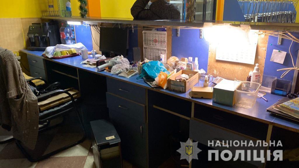 Сувора конспірація і тільки «перевірені» клієнти: на Мостищині викрили гральний заклад