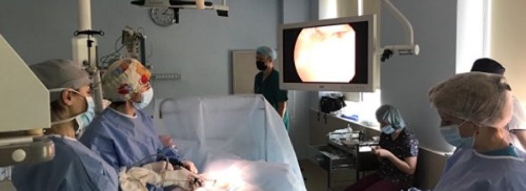 Львівські хірурги у триденної дівчинки видалили майже півторакілограмову пухлину