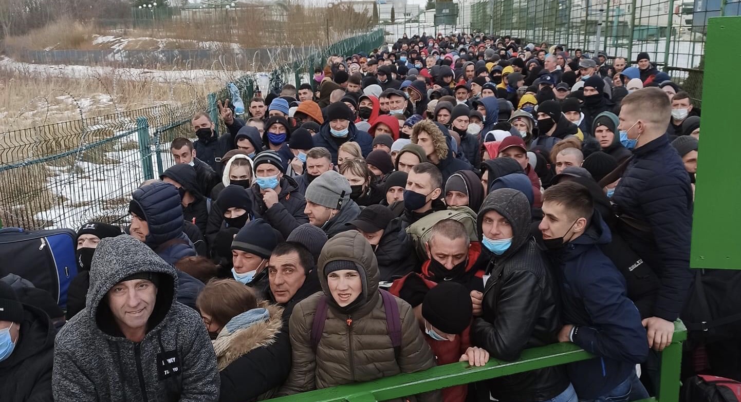 На кордоні у Шегинях черги на сотні людей