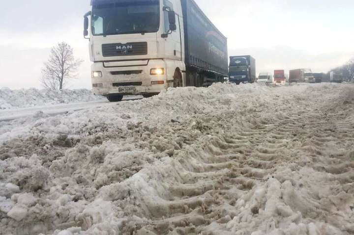На дорогах Львівщині призупинили рух вантажівок