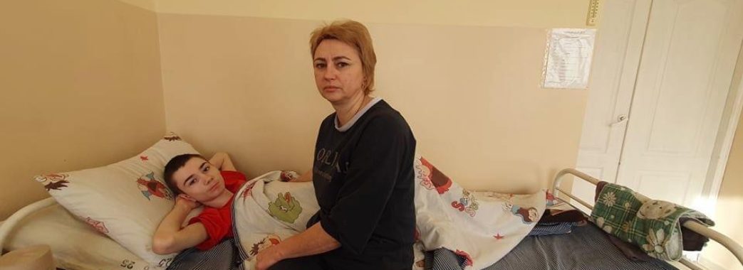 «16 років жив із неправильним діагнозом»: львівські лікарі прооперували юнака, який не міг ходити