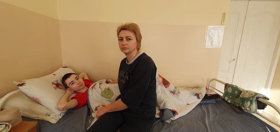 «16 років жив із неправильним діагнозом»: львівські лікарі прооперували юнака, який не міг ходити