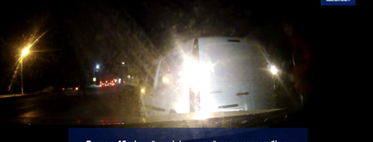 «Розбив авто поліцейських лопатою»: на Жовківщині затримали п’яного водія-хулігана (ВІДЕО)