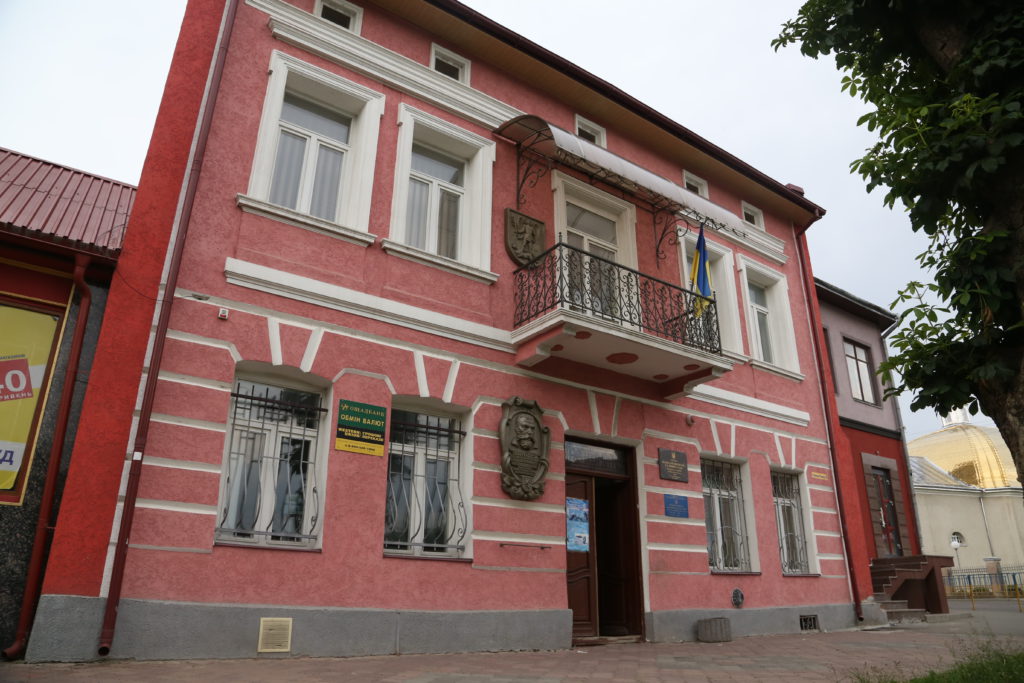 За відповідь на запит активістів у селищній раді на Яворівщині запросили грошей