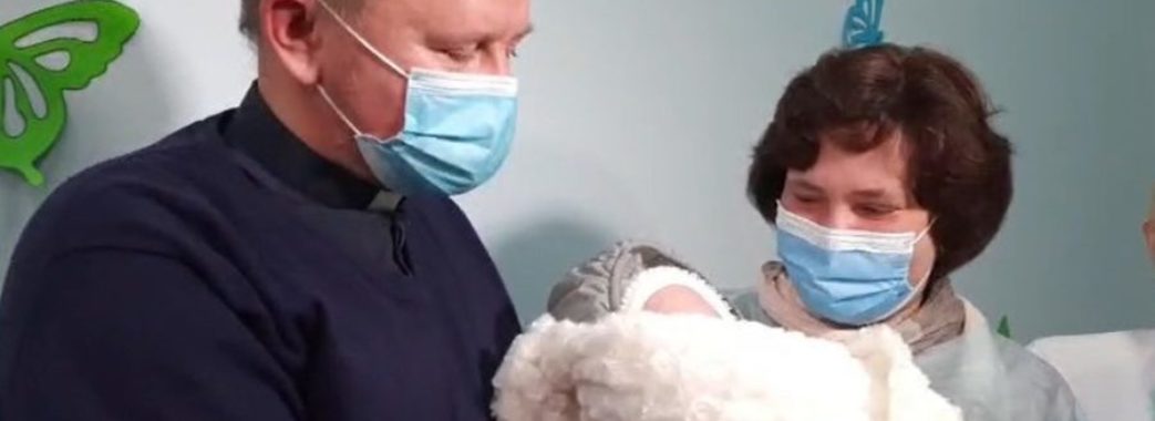 «Її голівка вміщалася в долоньку»: дівчинку, яка народилася з коронавірусом, львівські лікарі виходжували два місяці