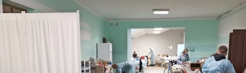 У львівській лікарні хворих на коронавірус вже розміщують у облаштованих коридорах та актових залах