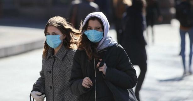 У червоній зоні люди зобов‘язані перебувати на вулицях в масках: чи штрафуватимуть порушників