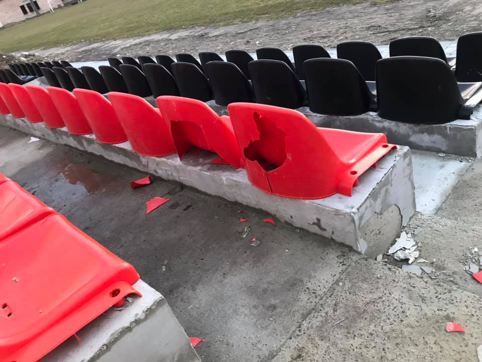 «Як називаються такі люди?»: у Старому Самборі на стадіоні, який ремонтують, потрощили сидіння