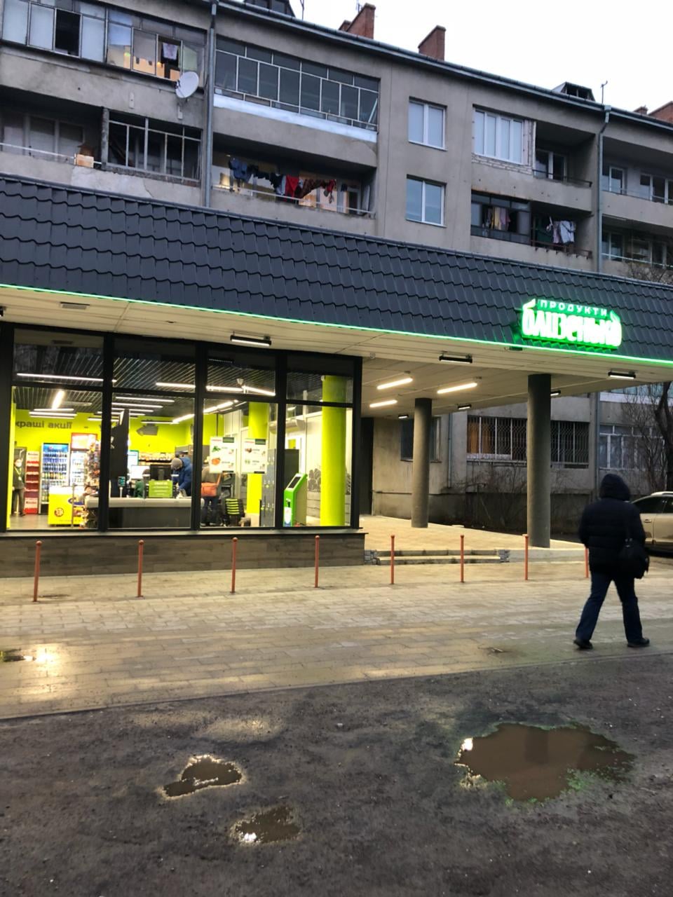 «Стіни вкрились тріщинами, ми забули про спокій»: через супермаркет у Львові почав руйнуватись житловий будинок