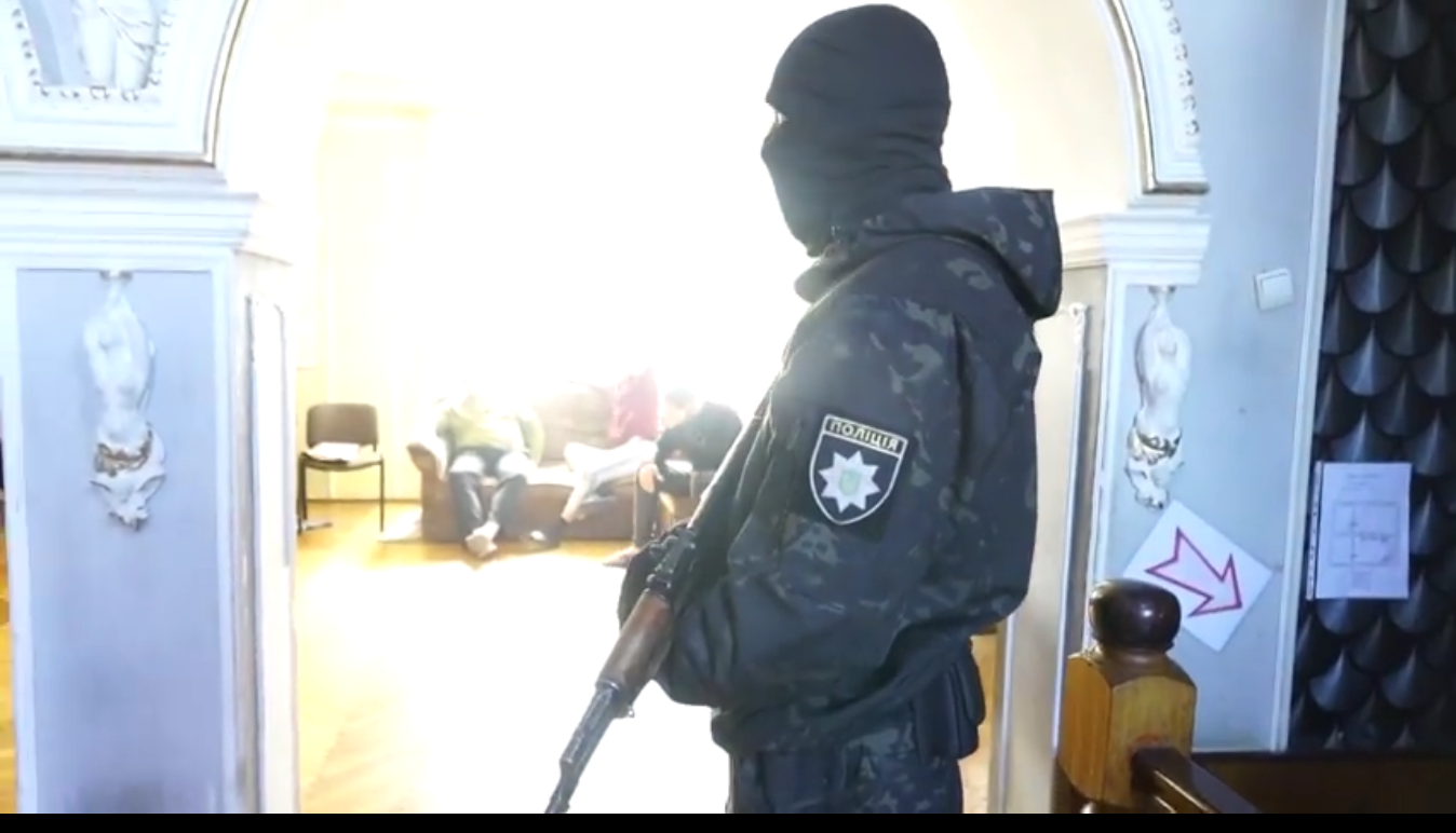 Били та змушували працювати: поліцейські звільнили півсотні людей, яких силою тримали у «реабілітаційних центрах» (ВІДЕО)