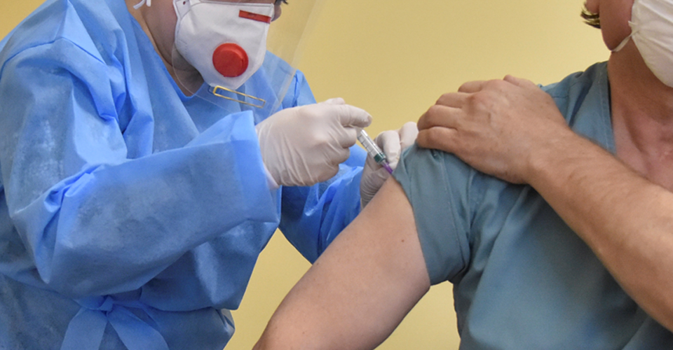 Друга загадкова смерть в Україні: у померлого чернівчанина після щеплення виявили COVID