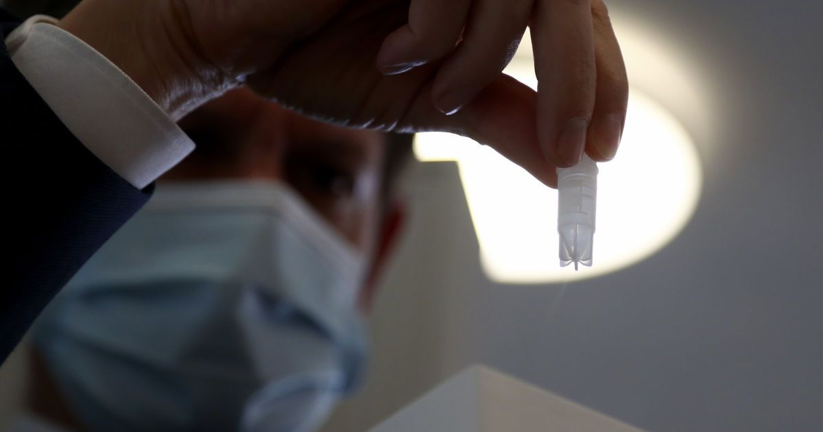 «Болять ноги та німіють руки» – інфекцініст про нові симптоми при коронавірусі