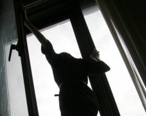 Загинула на місці: у Львові з вікна сьомого поверху випала жінка