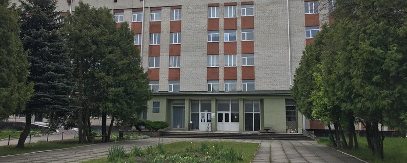 «Була у депресивному стані»:  у Кам’янка-Бузькій лікарні викинулась з вікна медсестра з COVID-19