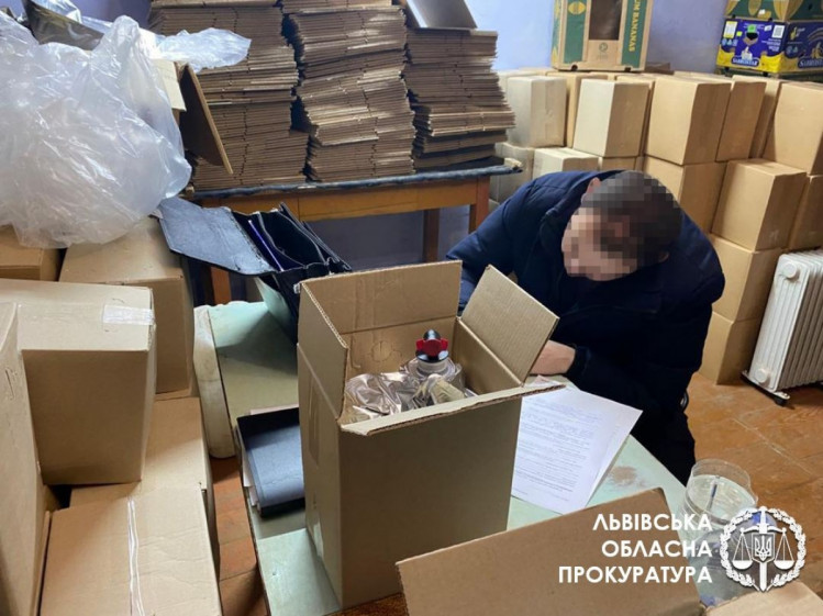 У сільській хаті на Золочівщині знайшли склади з підробленою горілкою на мільйон гривень (Фото)