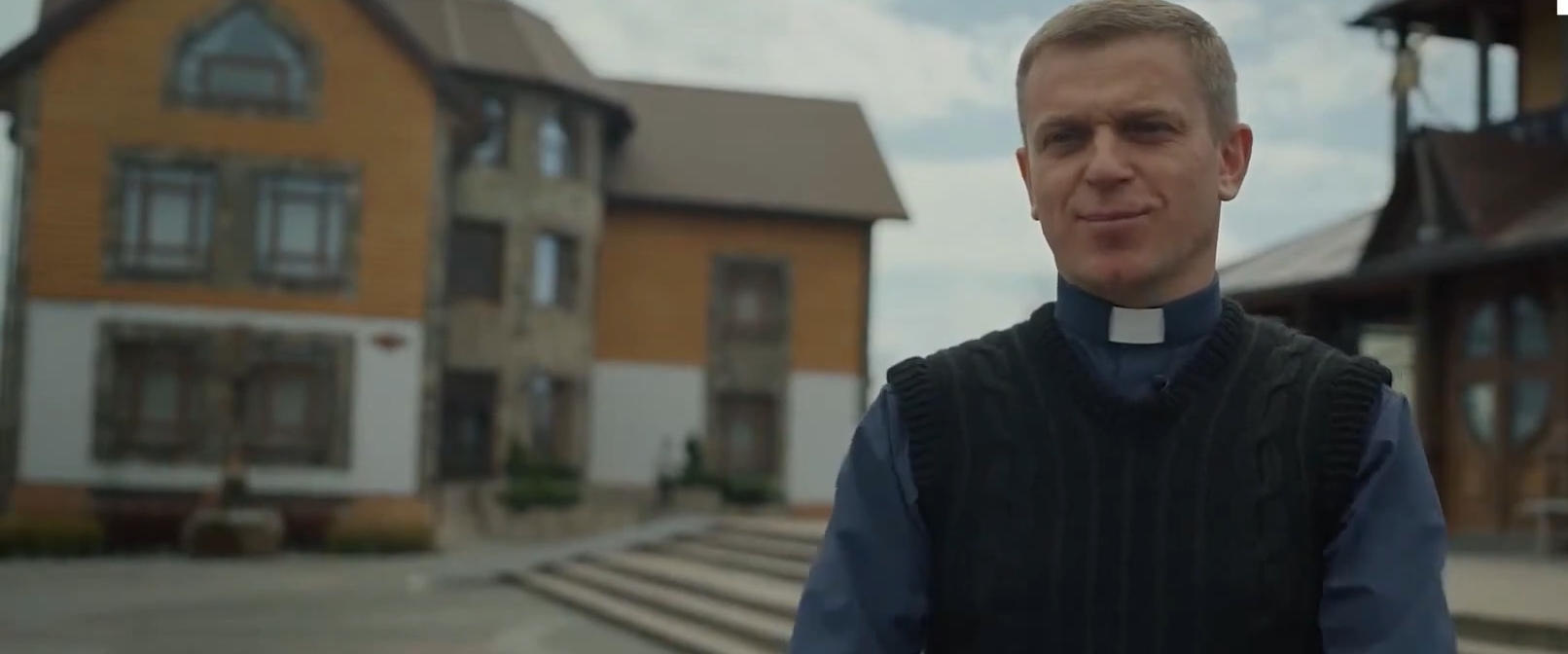 Клав плитку та пік хліб: священник із Червонограда 15 років гарував на заробітках, щоб звести омріяний храм