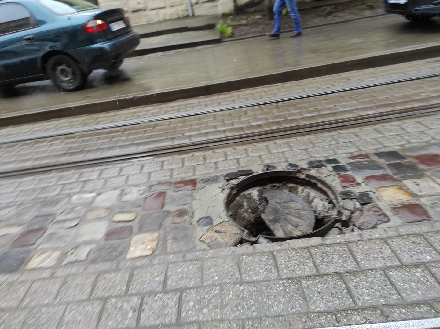 У Львові на дорозі водії знову побачили відкритий каналізаційний люк
