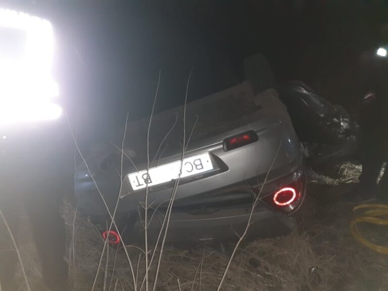 На Червоноградщині з мосту впав автомобіль, водія вивільняли рятувальники