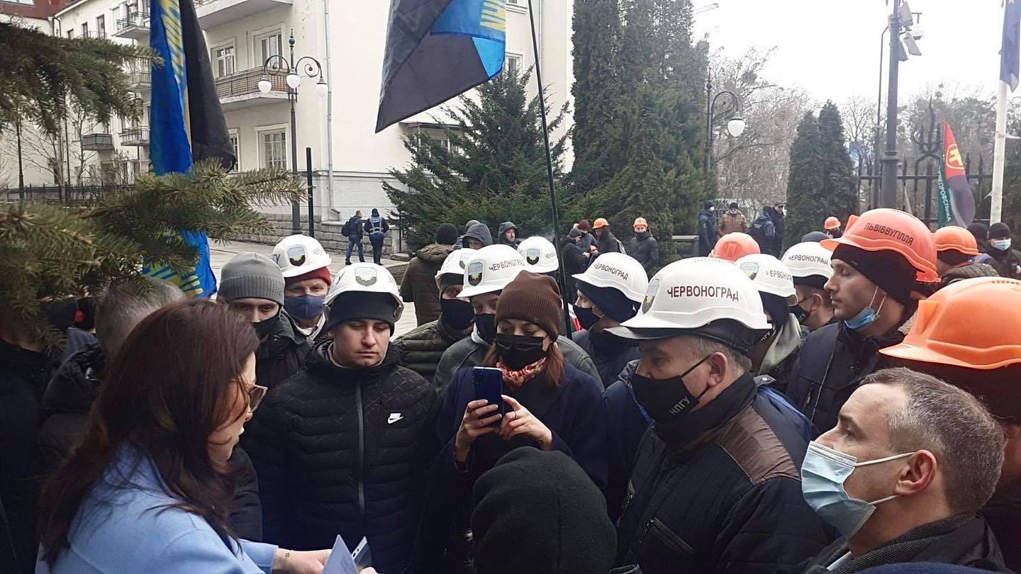 «Гроші вкрадені через фірми-прокладки»: червоноградські гірники відмовилися спуститися в шахту