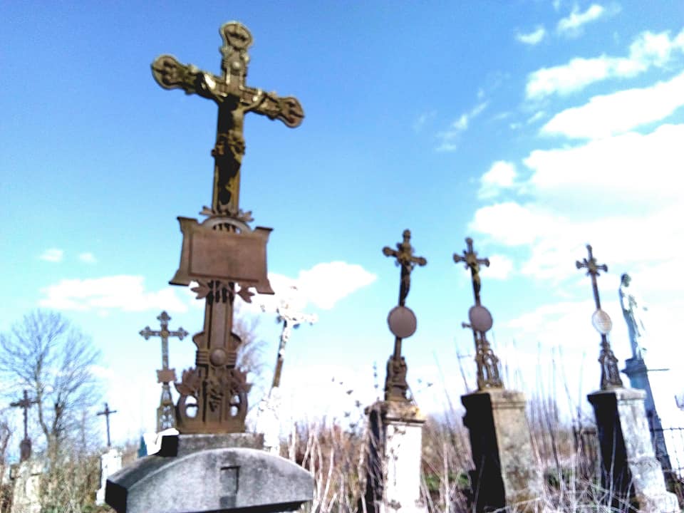 «Обмалювали фломастером та червоно-чорною фарбою»: у Самборі вандали познущались над старими могилами