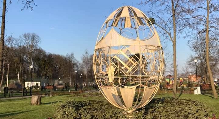 На честь покійного сільського голови у парку в Мурованому встановили велику писанку