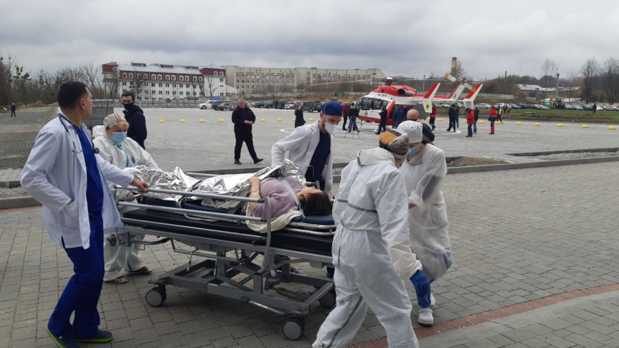 Медики використали вертоліт, щоб врятувати 46-річну жінку з інфартком з Турки