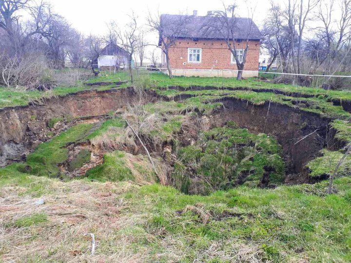 «Є небезпека для людей»: поблизу Щирця за ніч утворилося велике карстове провалля