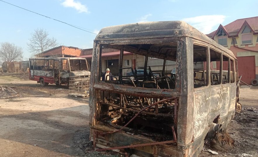 «Палала суха трава»: три автобуси згоріли вщент, у пожежі загинула львів’янка