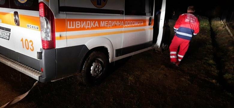 Біля Бібрки «швидка» із хворою жінкою застрягла у болоті