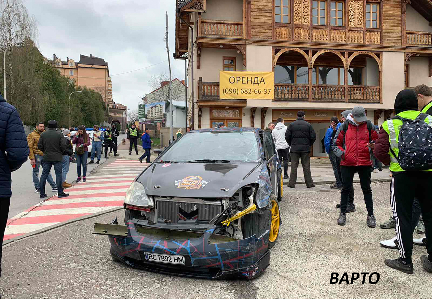 На повній швидкості влетів у будинок: у Трускавці під час ралі трапилася автотроща (Фото)