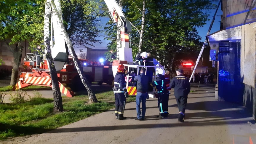 Людей евакуйовували за допомогою крану: у Львові загорілася багатоповерхівка