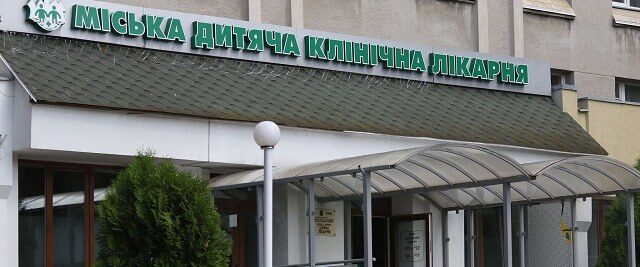 Львівські хірурги видалили в 12-річної дівчинки 1200-грамову пухлину