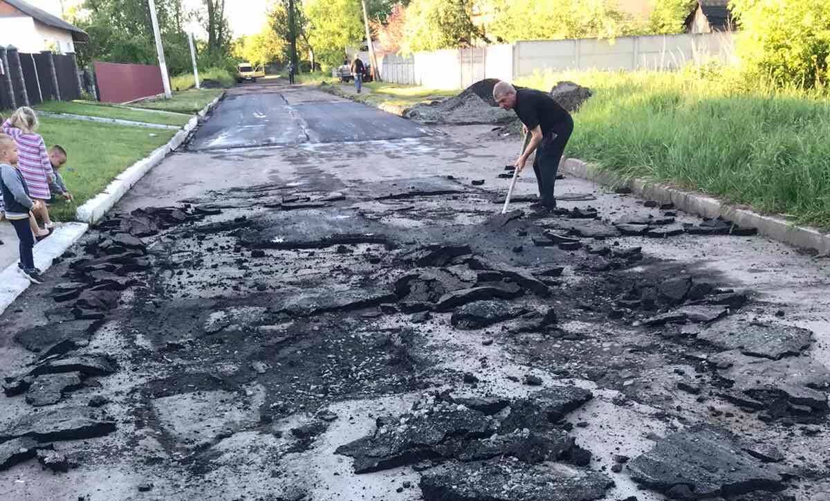 «Новий асфальт можна скрутити, як килим»: на Червоноградщині ремонт дороги завершився скандалом