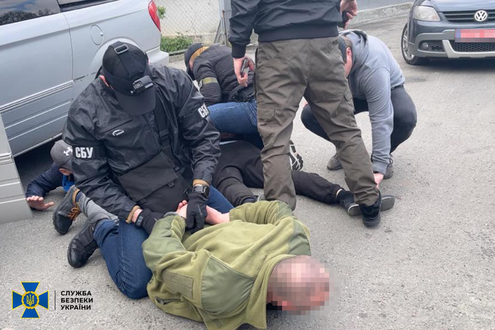 Митників викрили на злочинній схемі із власниками «євроблях»