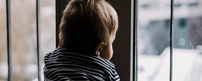 «Мама була на сходовій клітці»: у Дрогобичі у квартирі зачинилась дворічна дівчинка