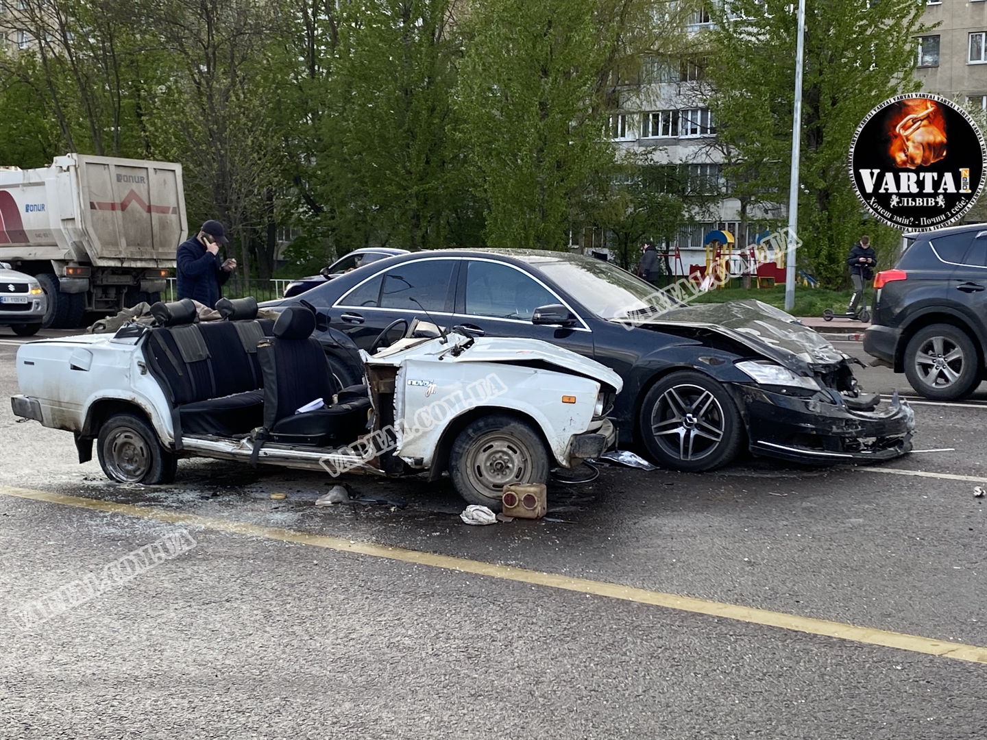 Від удару в легковика вирвало дах: у Львові в ДТП загинув пенсіонер