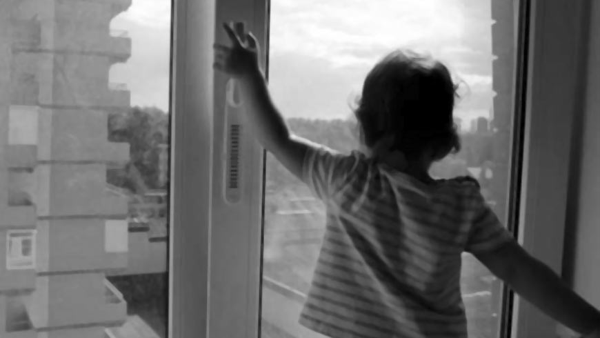 Коли дитина випала з вікна, мати непробудно спала: поліція затримала 38-річну львів’янку