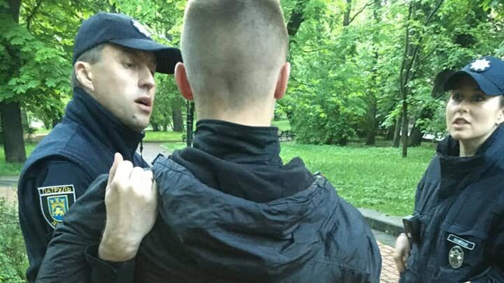 Вдарили пляшкою по голові та відібрали телефон: у центрі Львова пограбували 20-річного чоловіка