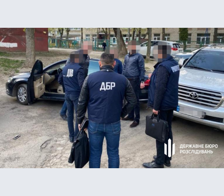 Обіцяв домовитись навіть із суддею: на Львівщині затримали поліцейського-хабарника