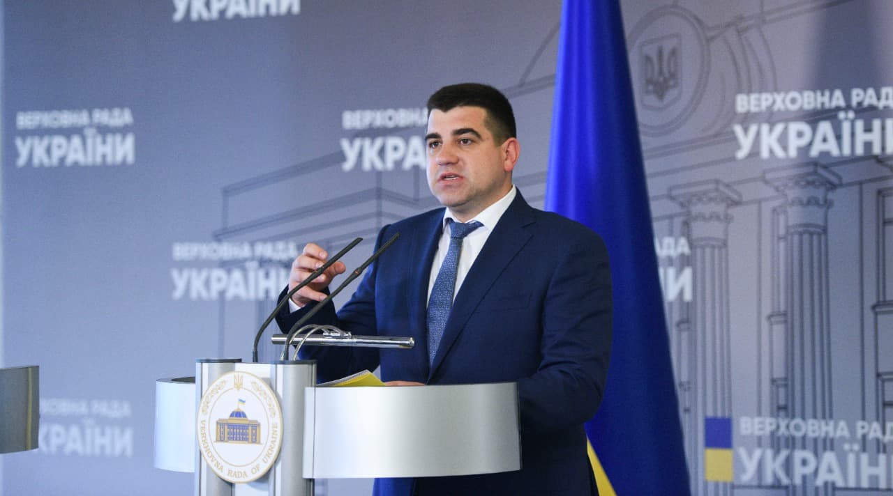 Вчителі повинні отримувати зарплату в повному розмірі та вчасно, – Павло Бакунець