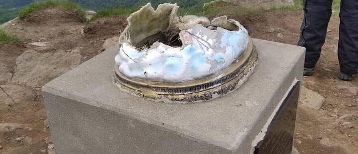 Залишилися купи сміття: на горі Пікуй зруйновано статую Ісуса Христа